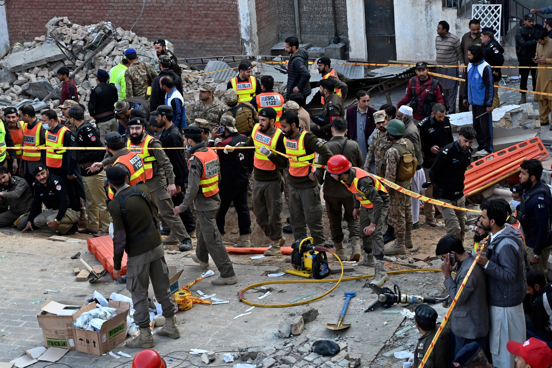 pakistan,-32-morti-in-attentato-contro-una-moschea-colma-di-polizia
