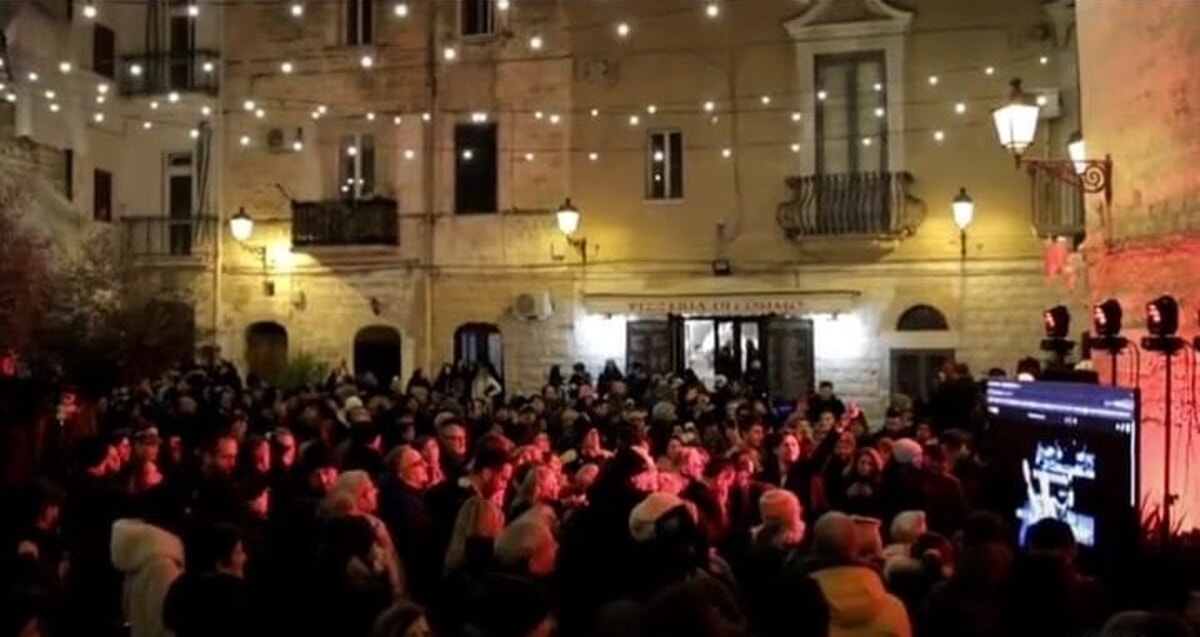 largo-albicocca-si-accende-per-san-valentino:-canzoni-e-balli-nella-piazzetta-di-bari-vecchia-consacrata-all'amore