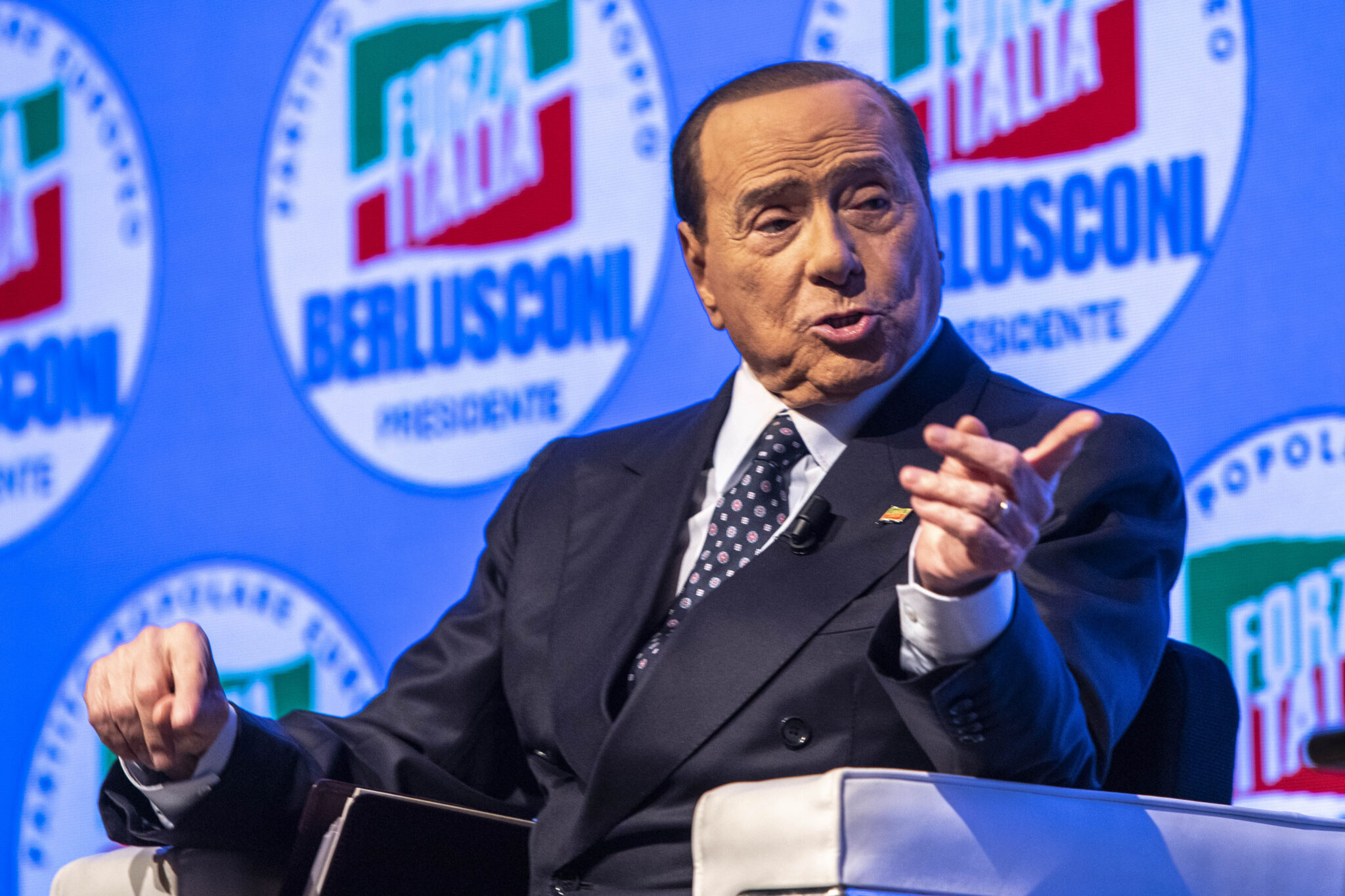 silvio-berlusconi-in-terapia-intensiva:-“passera-la-notte-in-ospedale”